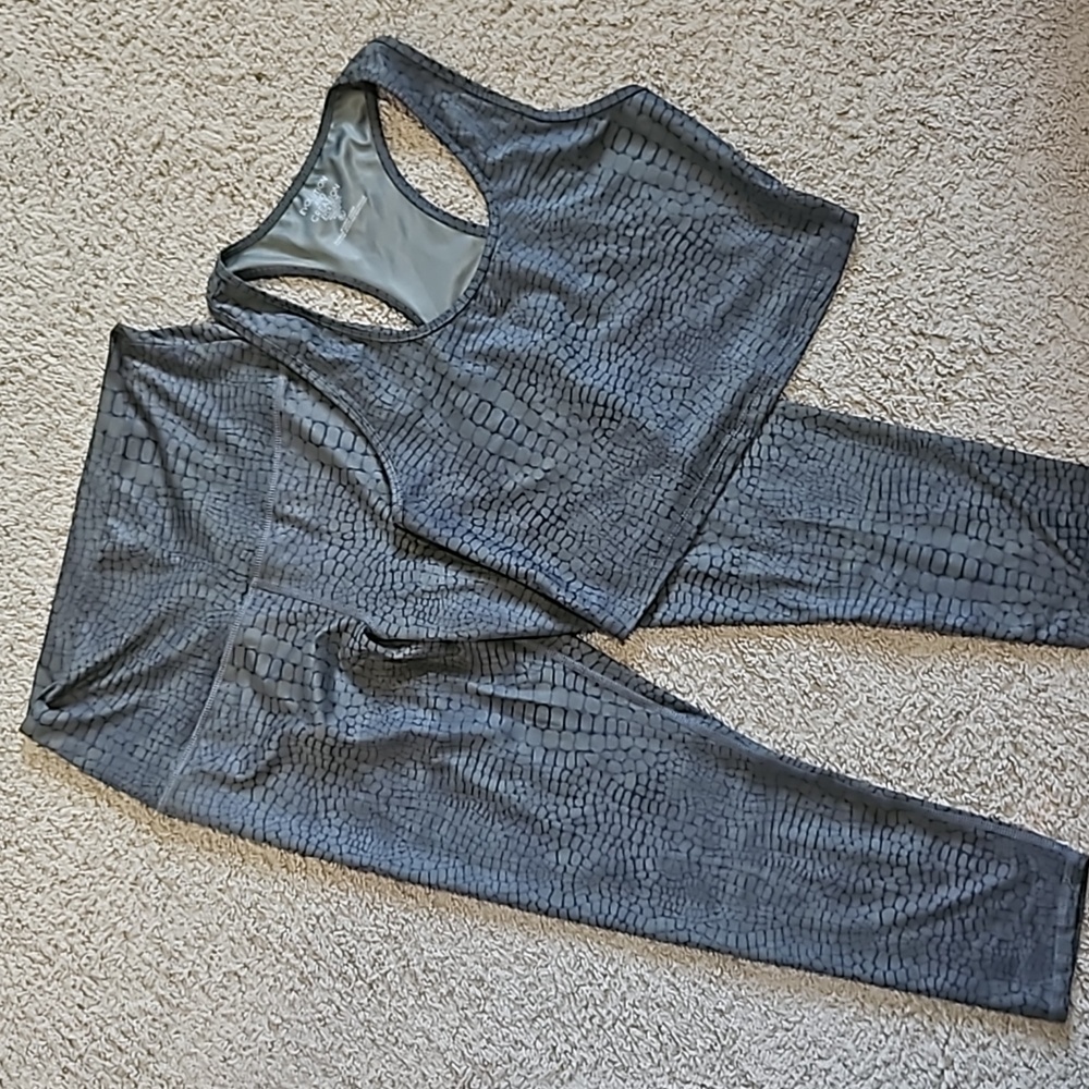 Matching Yoga Set Top and Leggings Size XL
